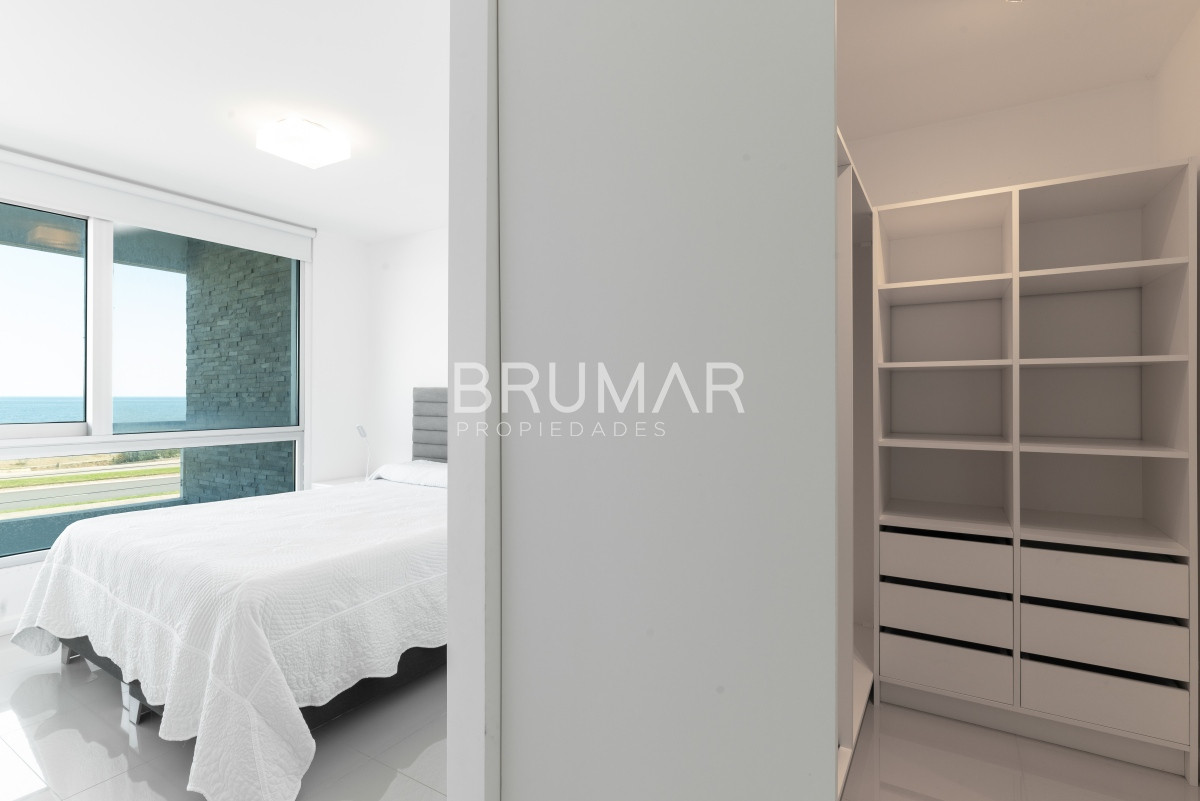 Apartamento ID.207 - Venta apartamento 3 dormitorios mas servicio en playa mansa con vista al mar