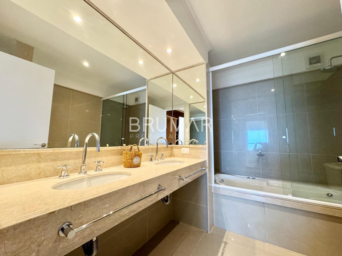 Apartamento ID.273 - PentHouse en venta de tres dormitorios en Playa Mansa