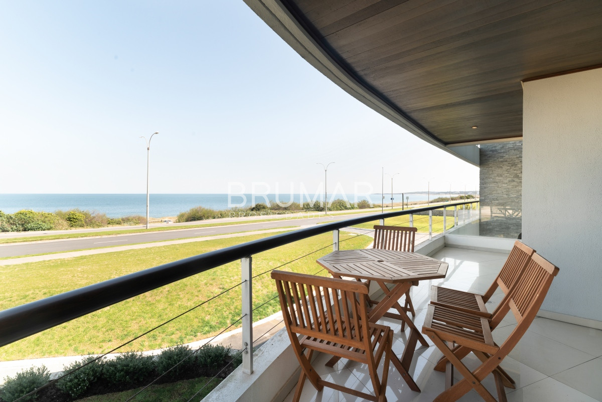 Apartamento ID.207 - Venta apartamento 3 dormitorios mas servicio en playa mansa con vista al mar