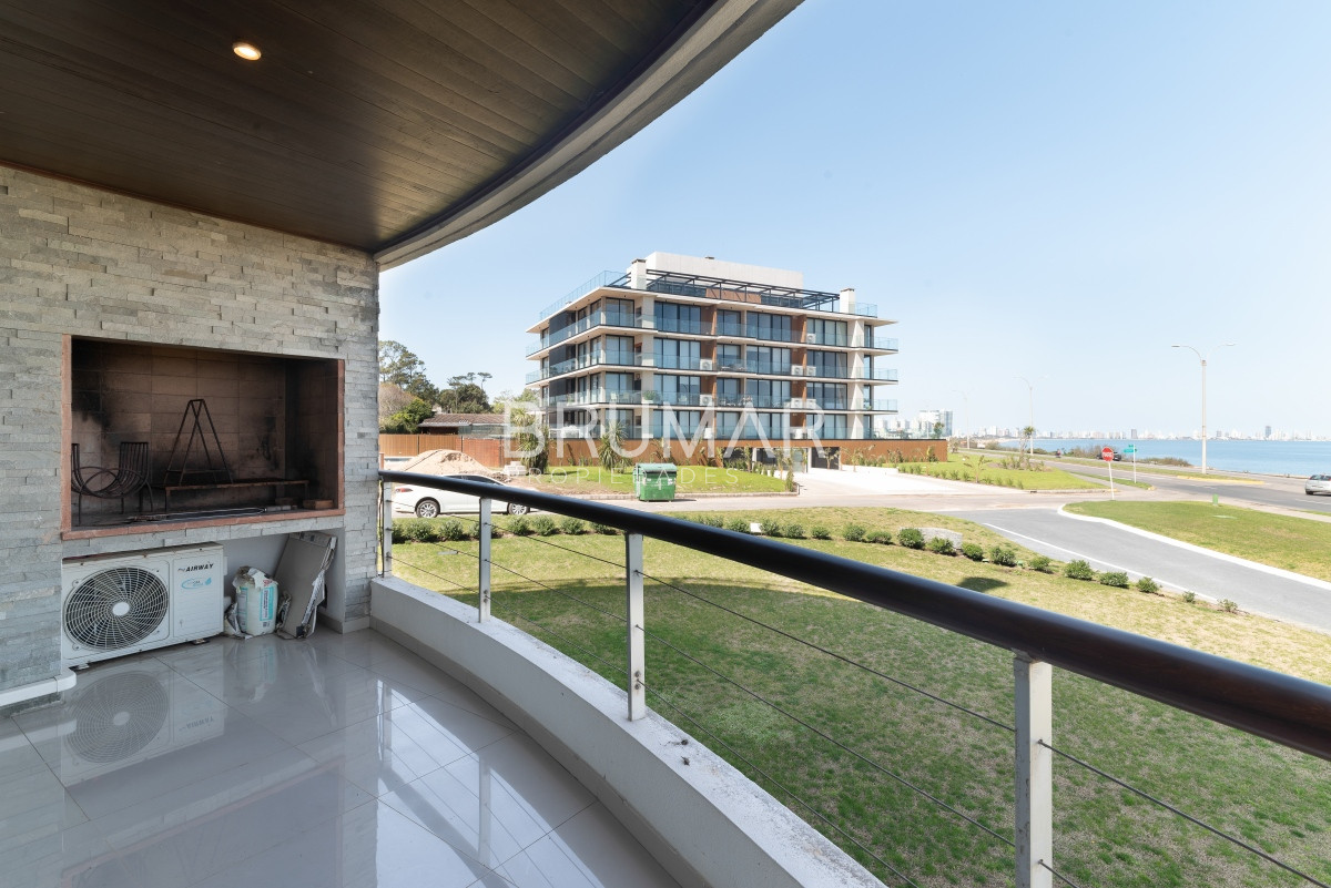 Apartamento ID.207 - Venta apartamento 3 dormitorios mas servicio en playa mansa con vista al mar
