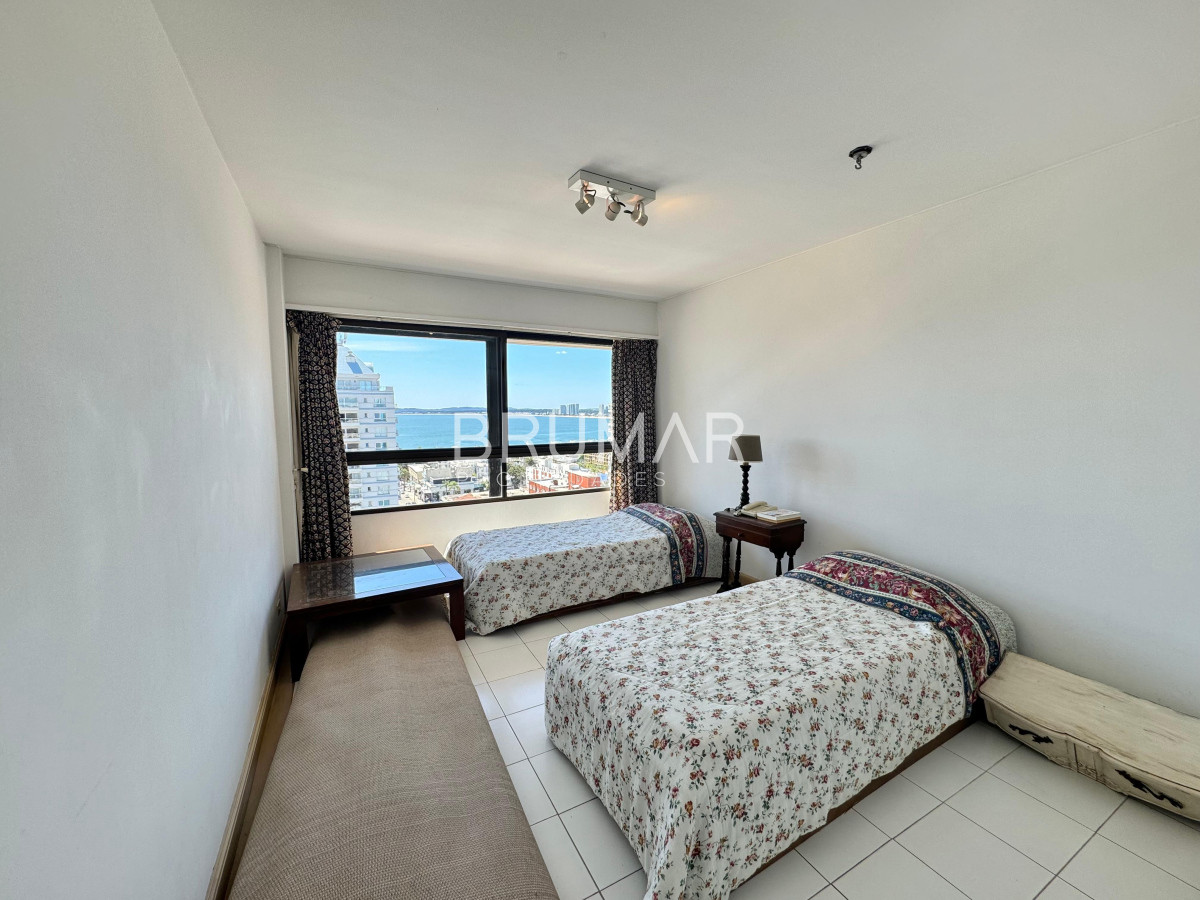 Apartamento ID.236 - Espectacular departamento en Venta de Cuatro Dormitorios y Dependencia 