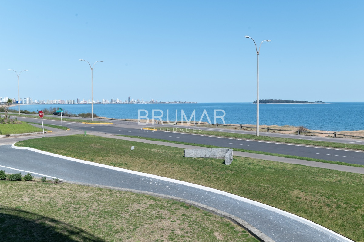 Apartamento ID.207 - Venta apartamento 3 dormitorios mas servicio en playa mansa con vista al mar