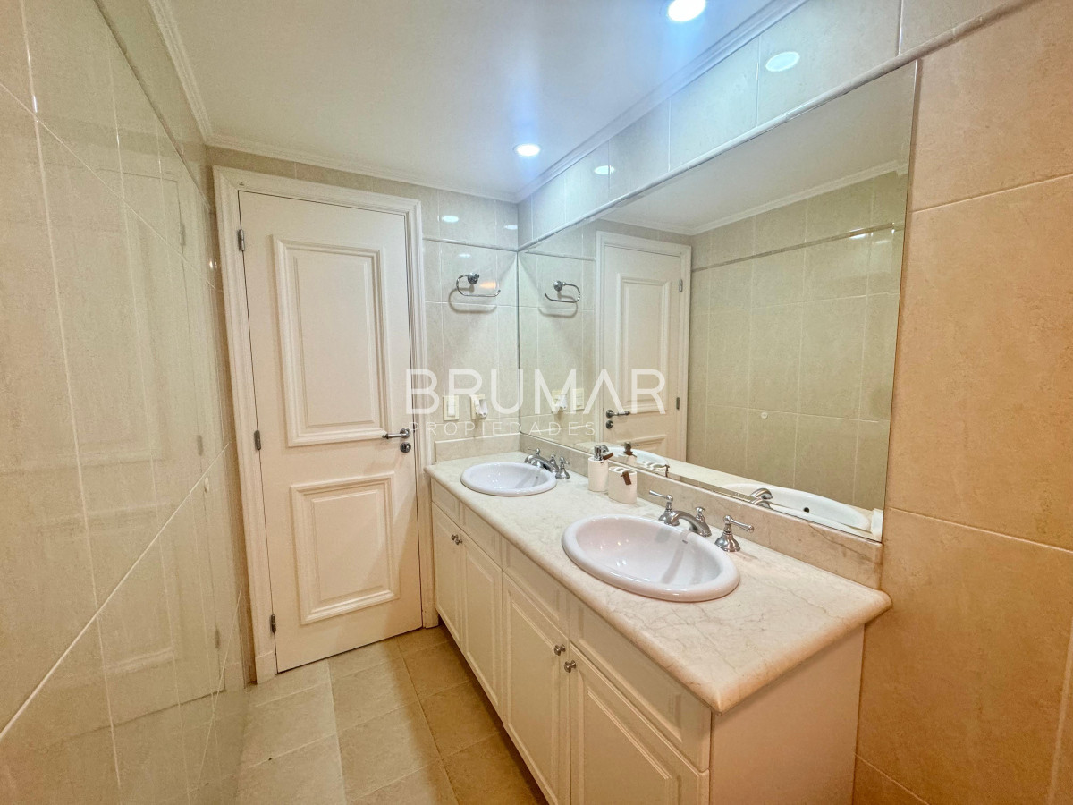 Apartamento ID.304 - Apartamento en venta de tres suites y servicio en playa mansa