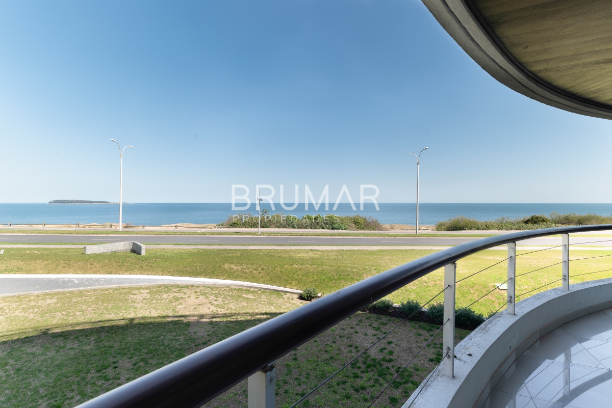 Apartamento ID.207 - Venta apartamento 3 dormitorios mas servicio en playa mansa con vista al mar