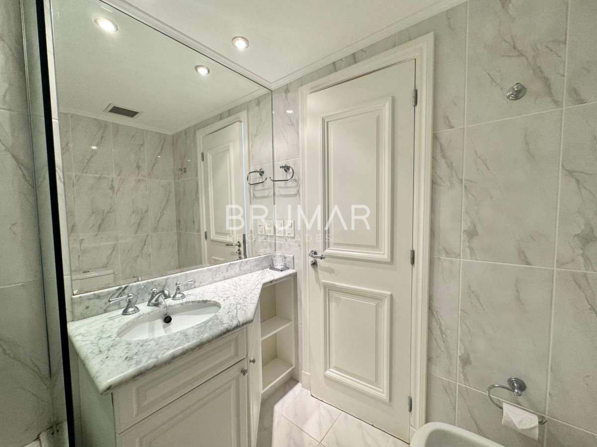 Apartamento ID.307 - Apartamento en Venta de Tres Dormitorios y servicio en Playa Mansa