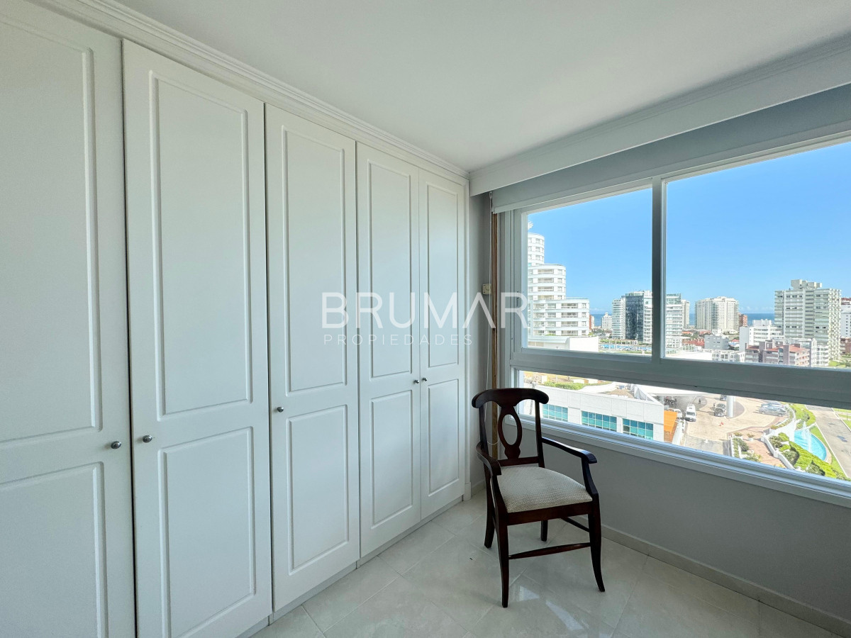 Apartamento ID.307 - Apartamento en Venta de Tres Dormitorios y servicio en Playa Mansa