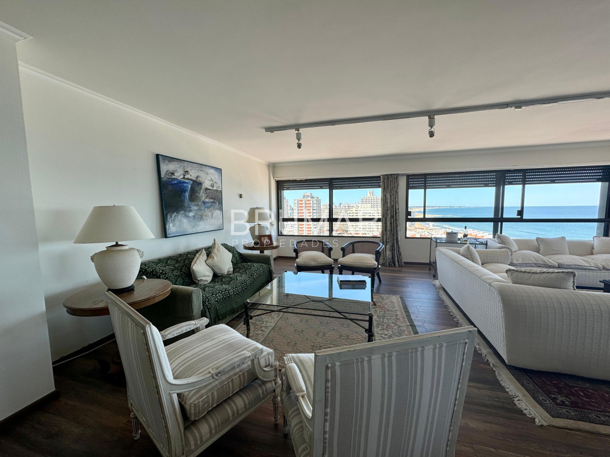 Apartamento ID.236 - Espectacular departamento en Venta de Cuatro Dormitorios y Dependencia 