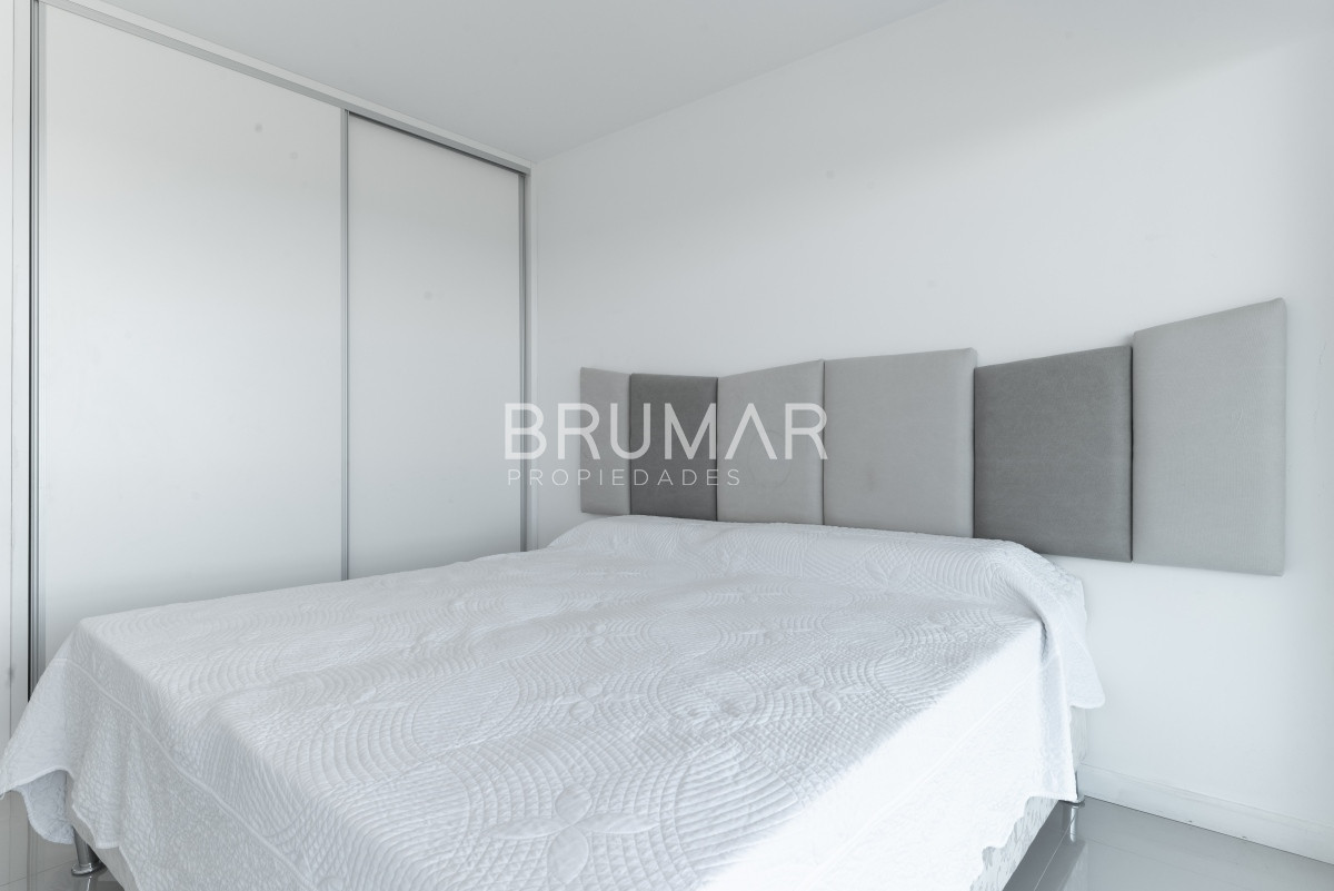 Apartamento ID.207 - Venta apartamento 3 dormitorios mas servicio en playa mansa con vista al mar