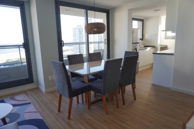 Venta apartamento de 2 dormitorios con vista a playa brava.
