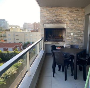 Venta apartamento dos dormitorios en Aidy Grill con parrillero y bajos gastos.
