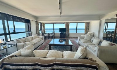 Espectacular departamento en Venta de Cuatro Dormitorios y Dependencia