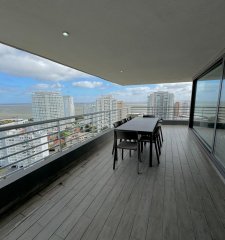 Exclusivo apartamento de 3 dormitorios, terraza súper amplia y la mejor vista al mar.