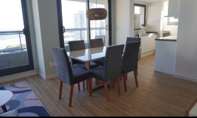 Venta apartamento de 2 dormitorios con vista a playa brava.