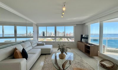 Apartamento en Venta de Tres Dormitorios y servicio en Playa Mansa