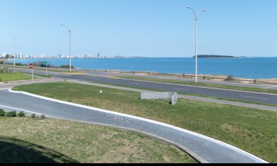 Venta apartamento 3 dormitorios mas servicio en playa mansa con vista al mar