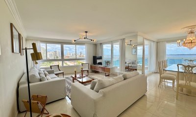 Apartamento en venta de tres suites y servicio en playa mansa