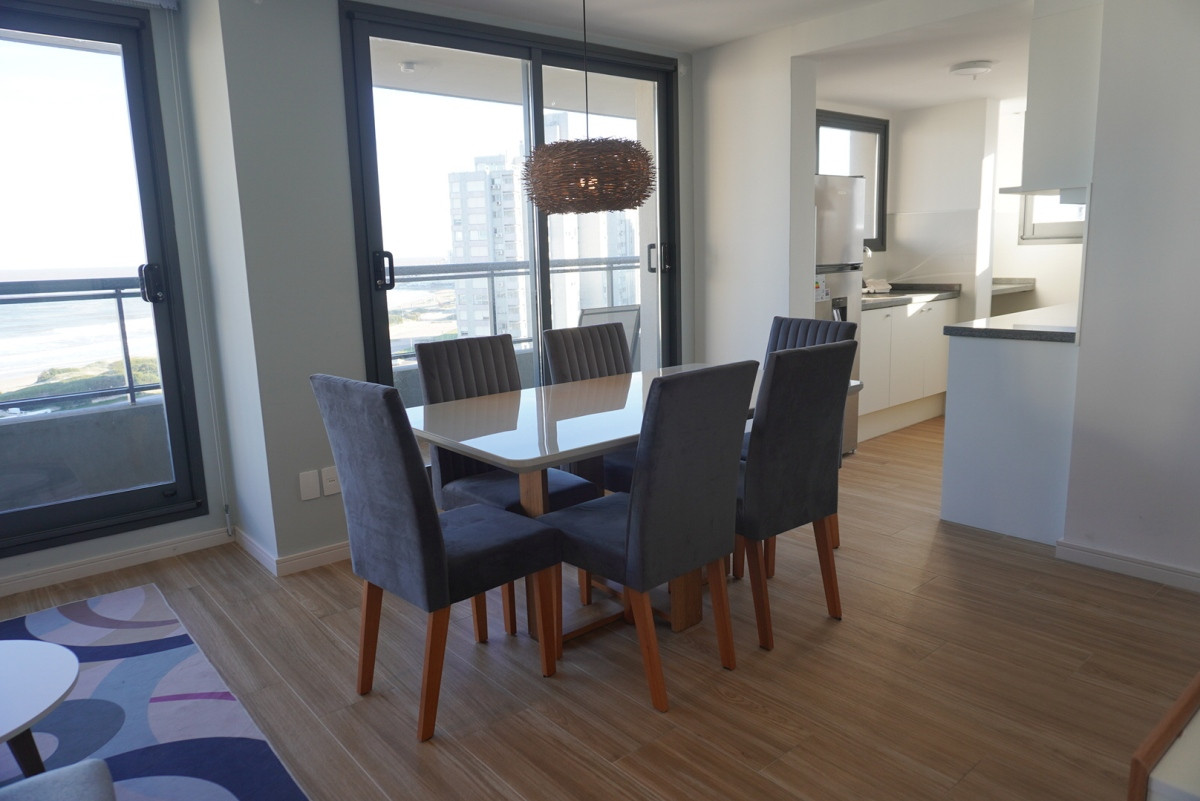 Venta apartamento de 2 dormitorios con vista a playa brava.