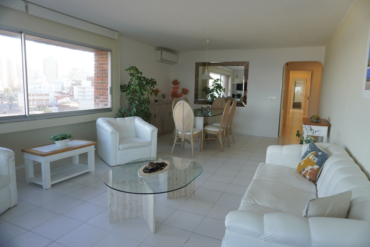 Apartamento en venta de 3 dormitorios muy amplio vista a los dedos.