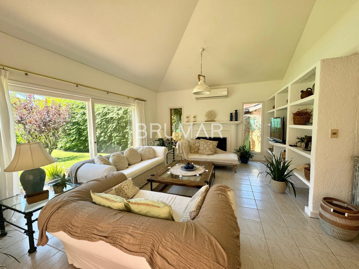 Venta de casa gran terreno a pasos del mar