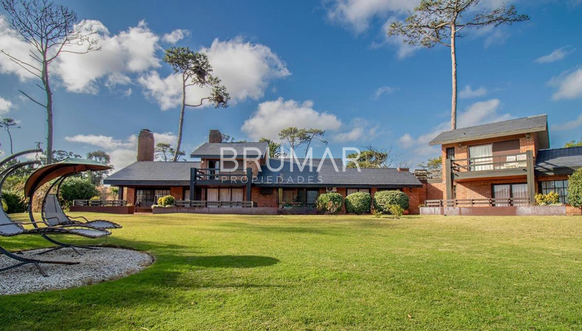 Venta casa en Pinares de 8 dormitorios.