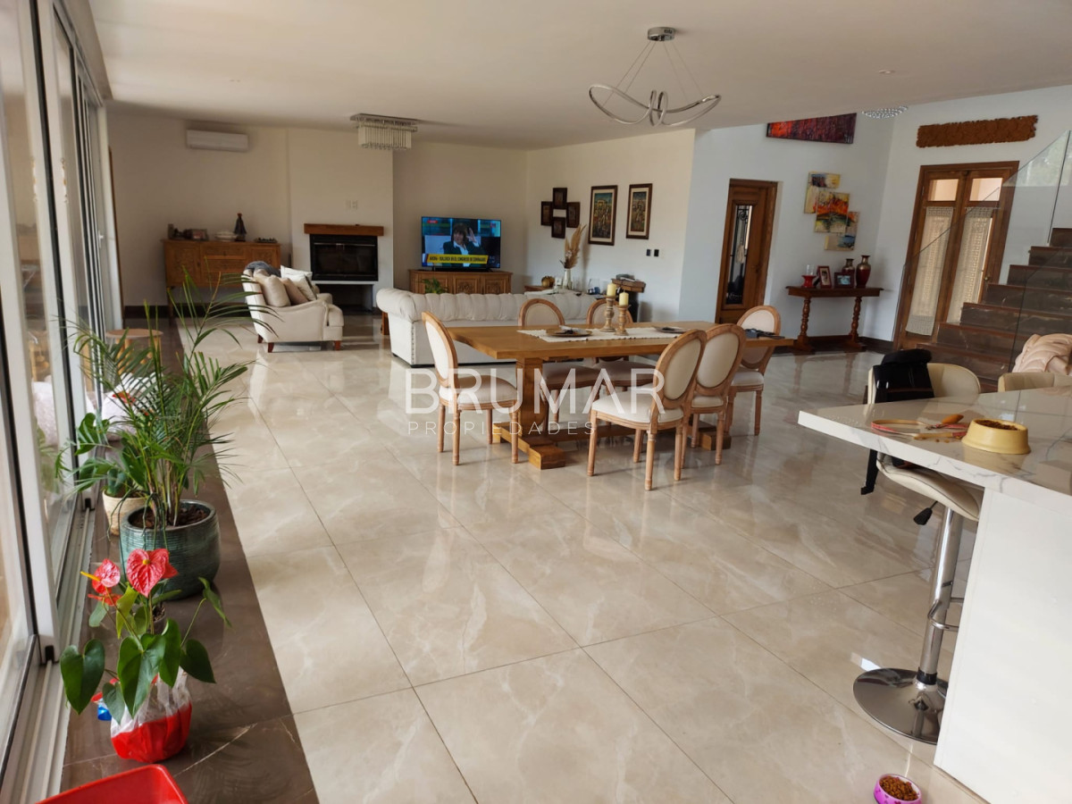 Casa ID.940 - CASA MUY AMPLIA  Y COMODA BARRIO PRIVADO