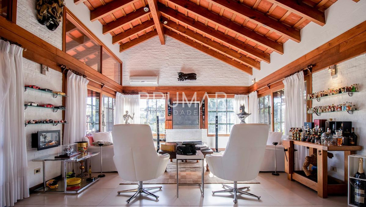 Casa ID.68 - Venta casa en Pinares de 8 dormitorios.