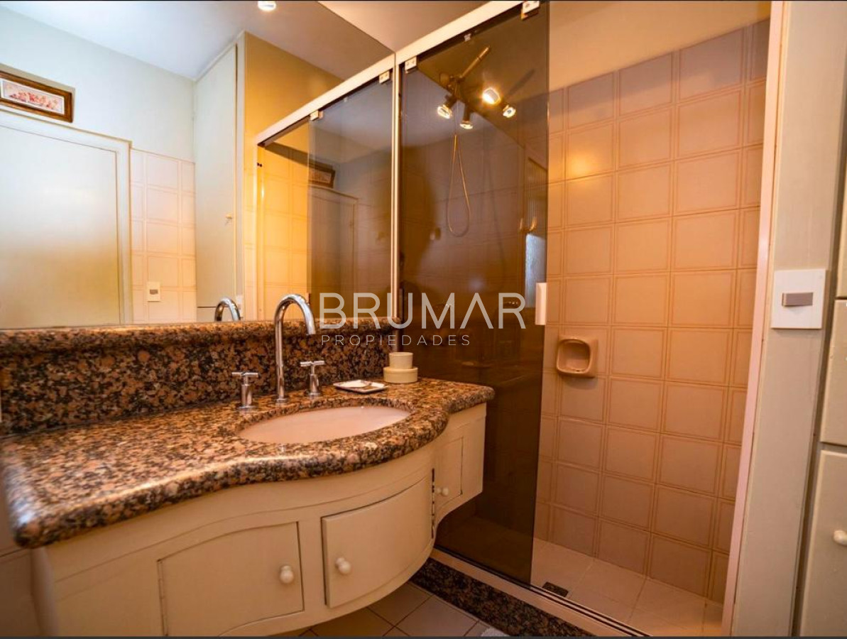Casa ID.385 - Venta de casa 6 dormitorios a una cuadra del mar