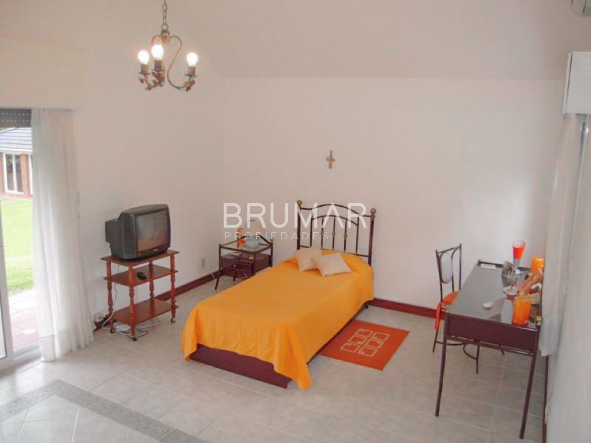 Casa ID.33 - Casa en zona exclusiva Cantegril, 4 dormitorios en suite, con excelente superficie.