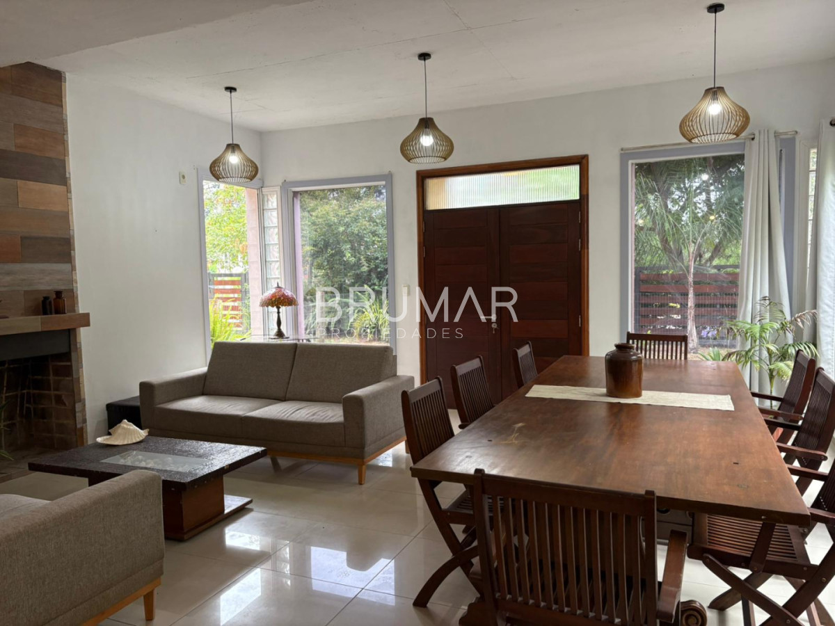 Casa ID.698 - Casa de 3 dormitorios y 3 baños en alquiler anual 