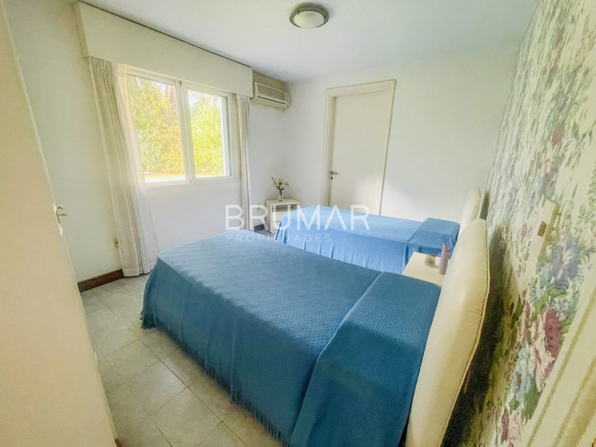 Casa ID.33 - Casa en zona exclusiva Cantegril, 4 dormitorios en suite, con excelente superficie.