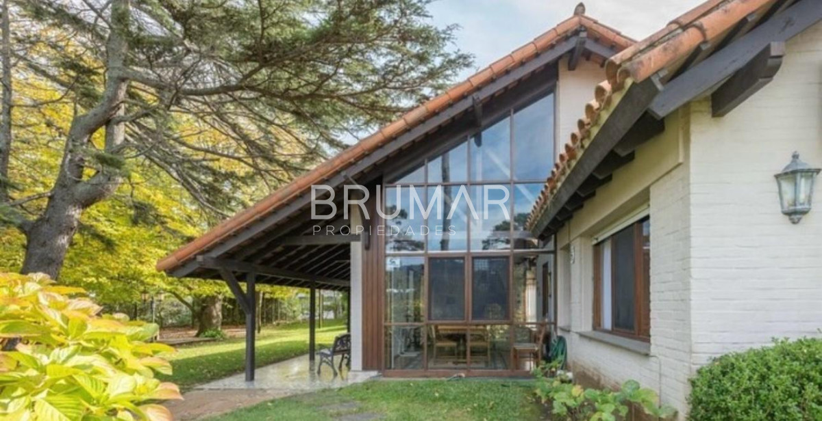 Casa ID.148 - Venta de casa 4 dormitorios con piscina y parrillero con casa de huéspedes
