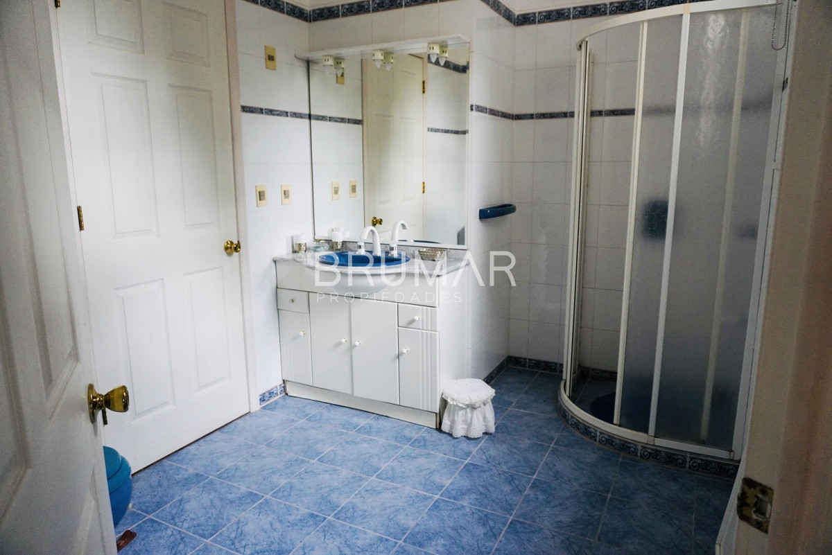 Casa ID.33 - Casa en zona exclusiva Cantegril, 4 dormitorios en suite, con excelente superficie.