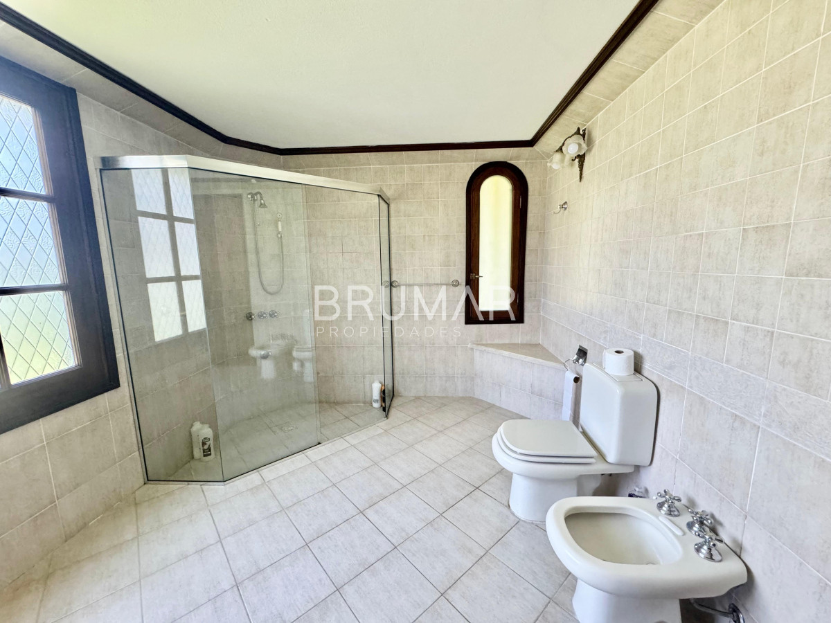 Casa ID.417 - Venta de casa de cuatro dormitorios Playa Mansa