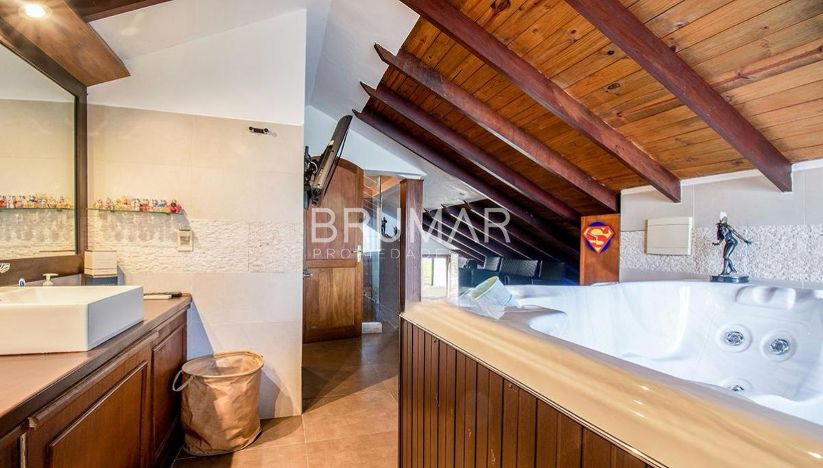 Casa ID.68 - Venta casa en Pinares de 8 dormitorios.
