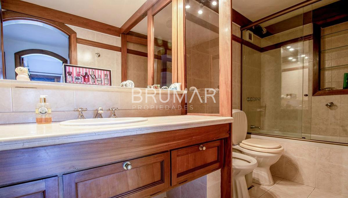 Casa ID.68 - Venta casa en Pinares de 8 dormitorios.