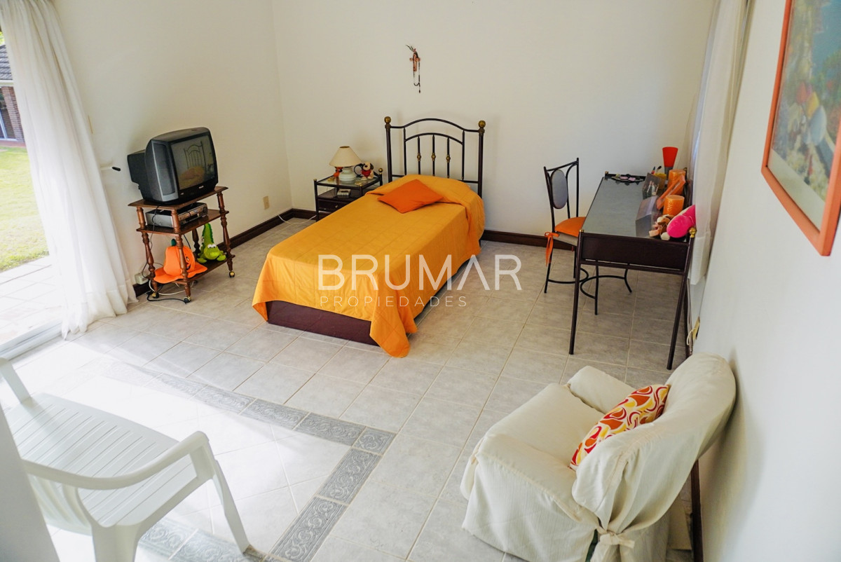 Casa ID.33 - Casa en zona exclusiva Cantegril, 4 dormitorios en suite, con excelente superficie.