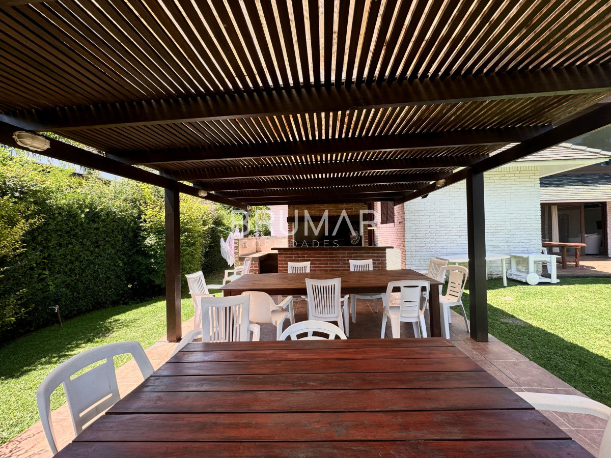 Casa ID.417 - Venta de casa de cuatro dormitorios Playa Mansa