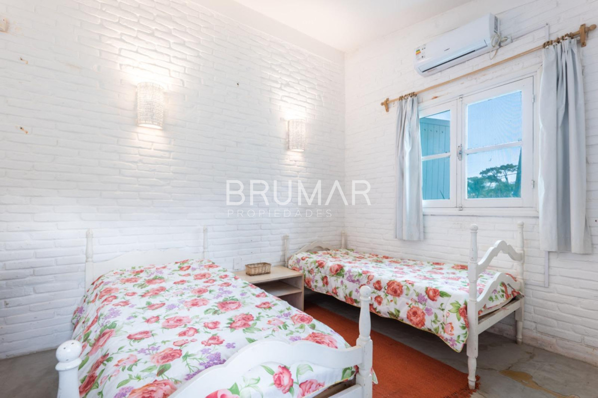 Casa ID.490 - Casa en Venta en Playa Mansa de tres Dormitorios 