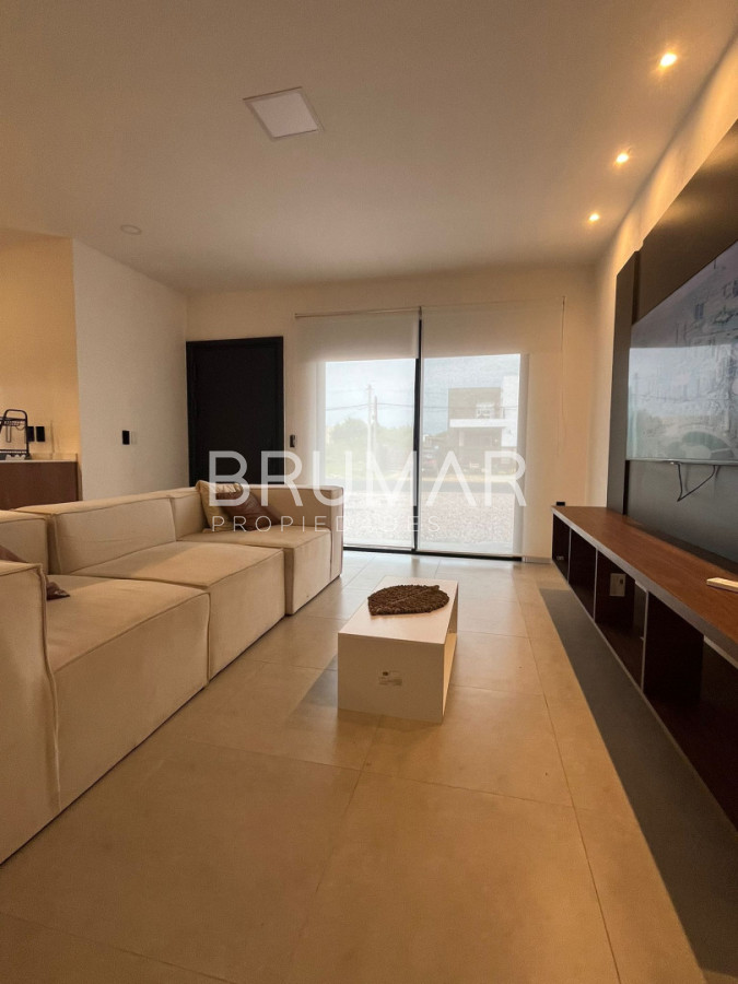 Casa ID.739 - Casa en alquiler anual y venta