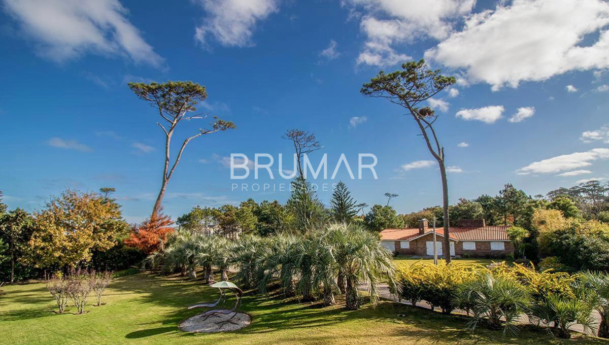 Casa ID.68 - Venta casa en Pinares de 8 dormitorios.