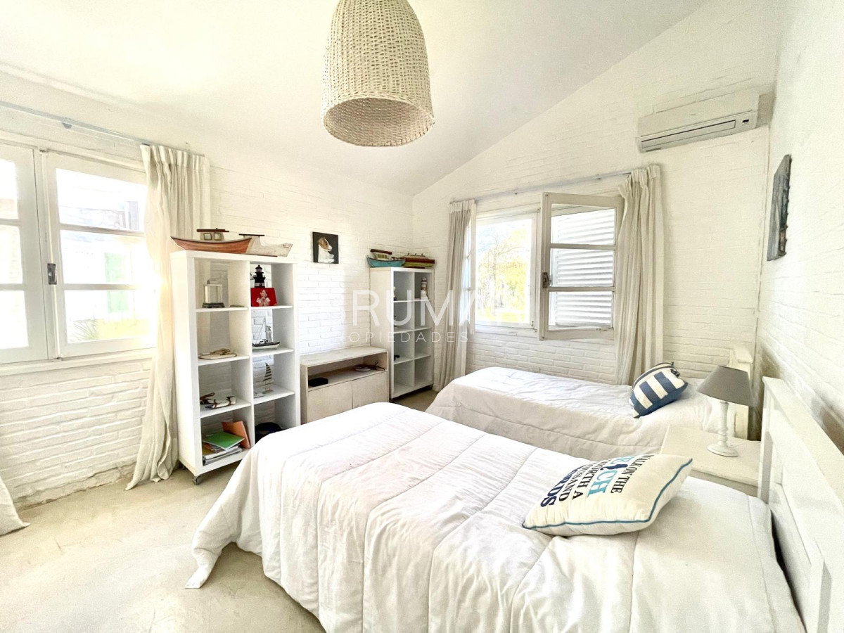 Casa ID.490 - Casa en Venta en Playa Mansa de tres Dormitorios 