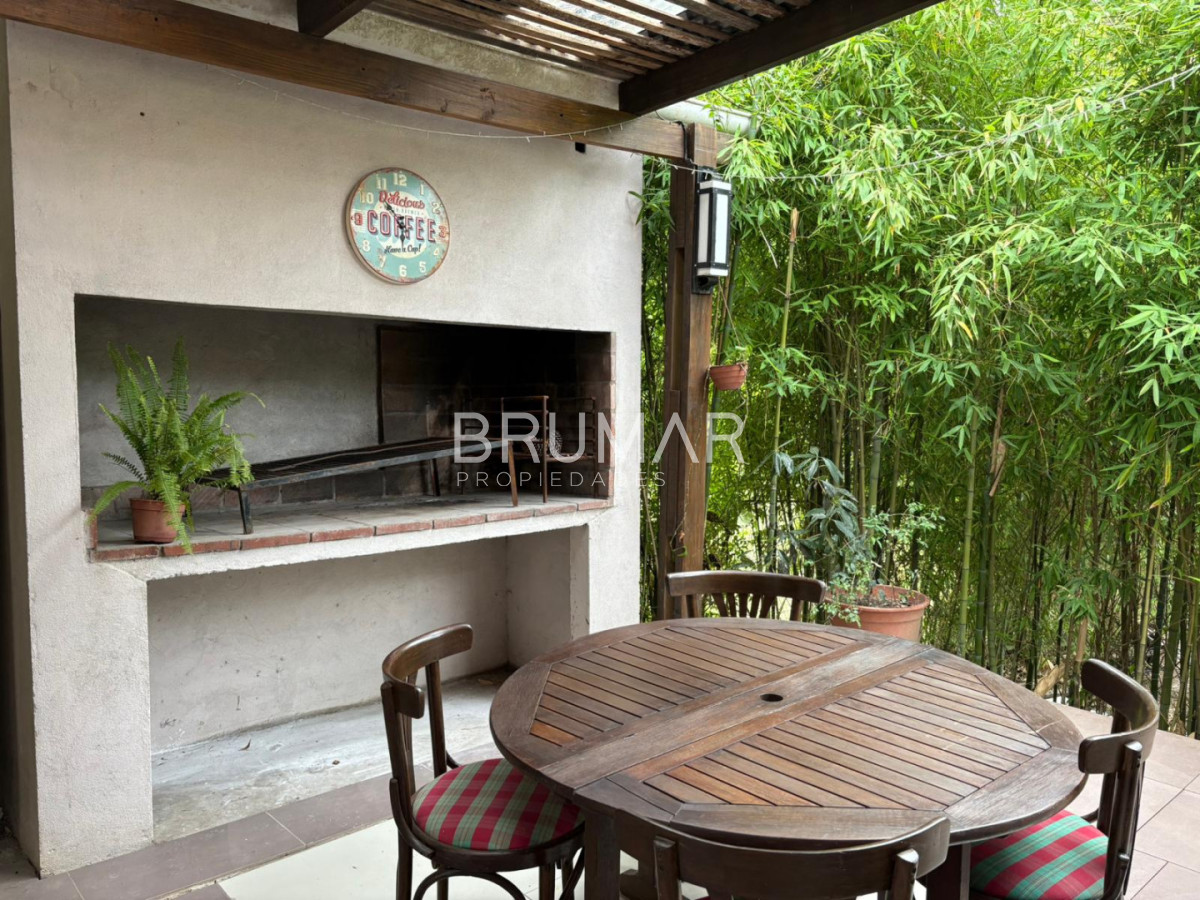 Casa ID.698 - Casa de 3 dormitorios y 3 baños en alquiler anual 