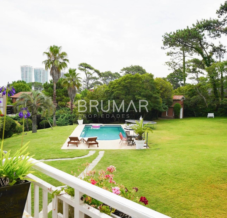 Casa ID.74 - Casa en venta en playa mansa 6 dormitorios y excelente orientación solar.