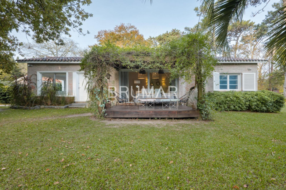 Casa ID.490 - Casa en Venta en Playa Mansa de tres Dormitorios 
