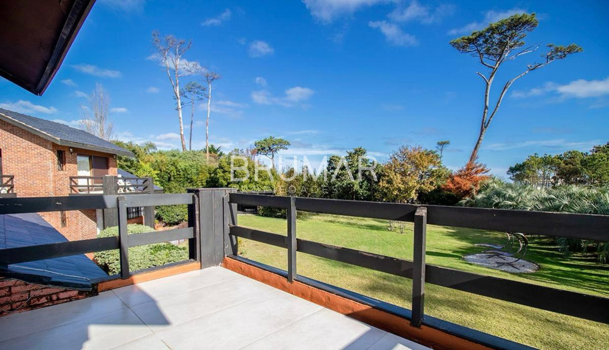 Casa ID.68 - Venta casa en Pinares de 8 dormitorios.