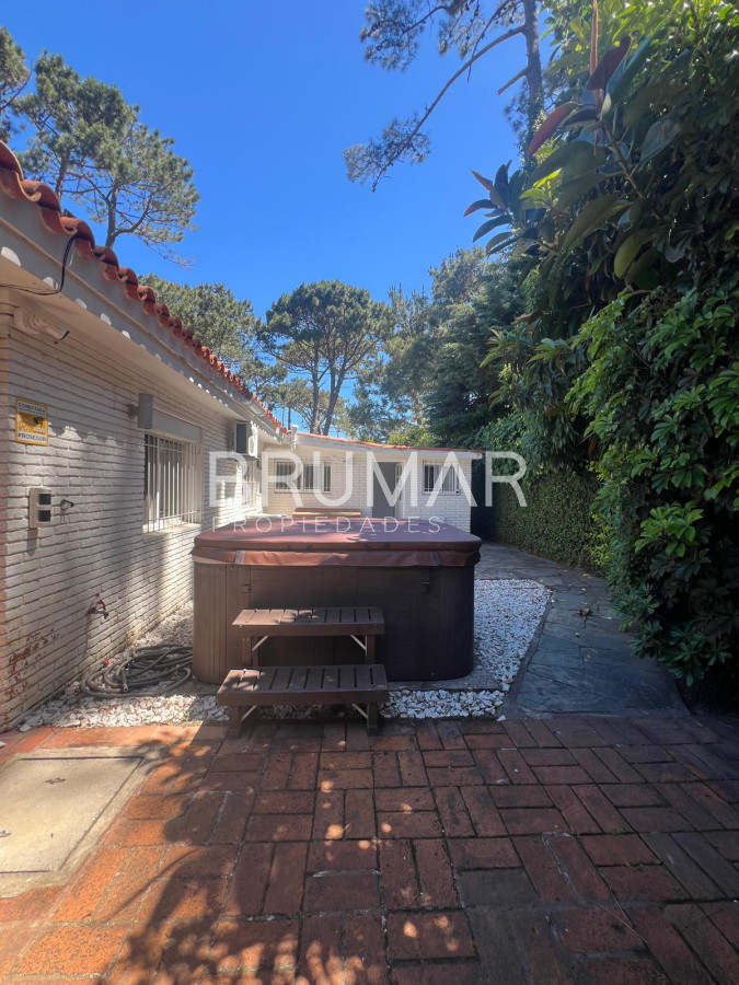 Casa ID.662 - Alquiler de verano playa mansa 4 dormitorios