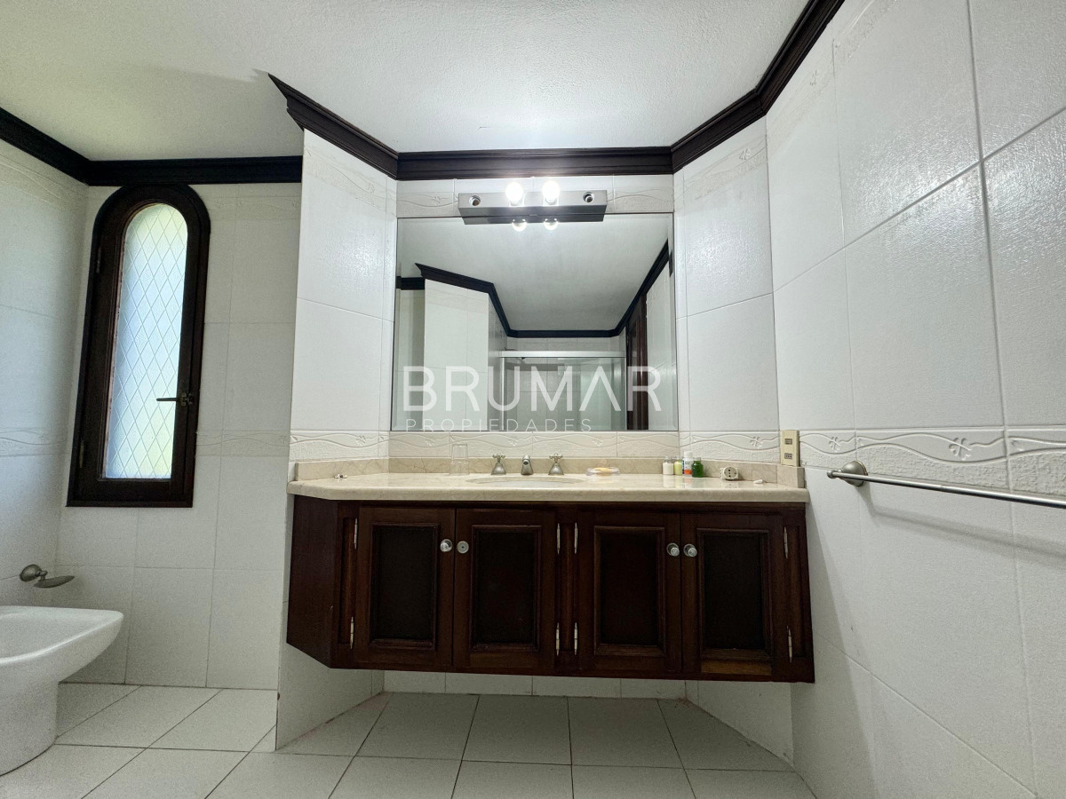 Casa ID.417 - Venta de casa de cuatro dormitorios Playa Mansa
