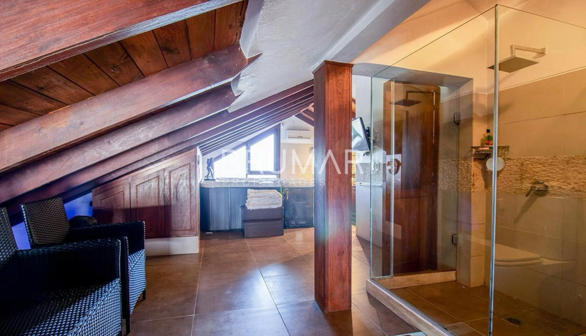 Casa ID.68 - Venta casa en Pinares de 8 dormitorios.