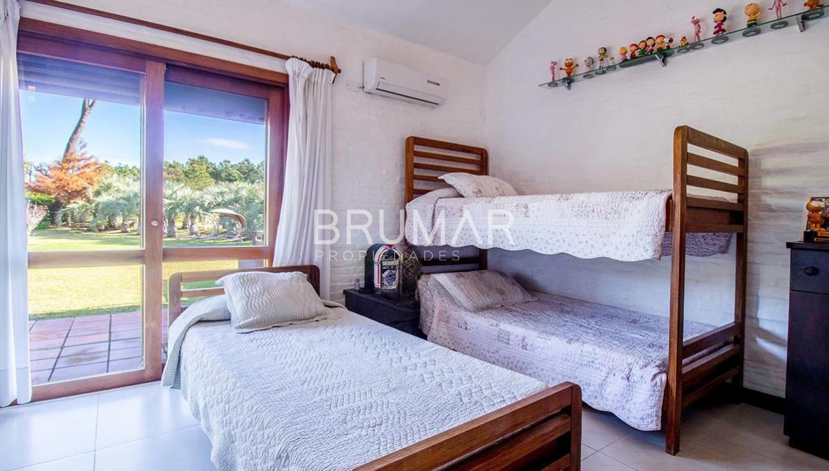 Casa ID.68 - Venta casa en Pinares de 8 dormitorios.