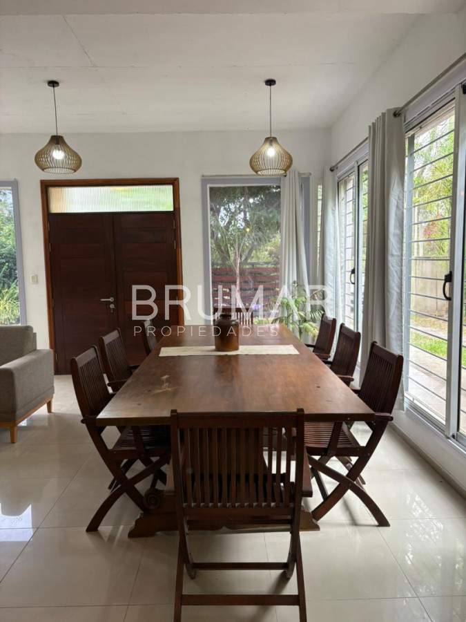 Casa ID.698 - Casa de 3 dormitorios y 3 baños en alquiler anual 